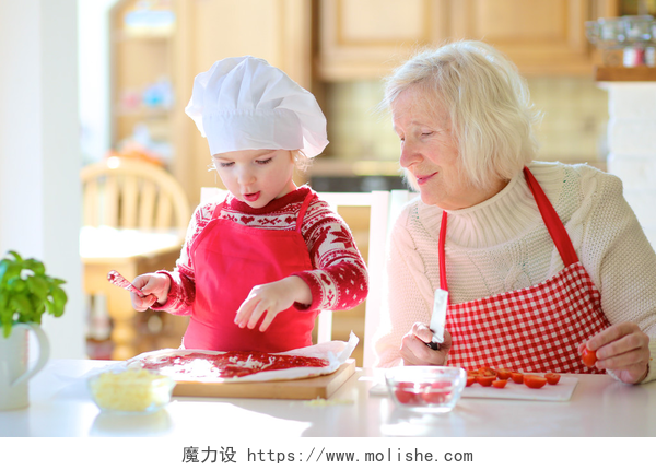 女孩和祖母一起做饭奶奶带着孙女准备比萨饼